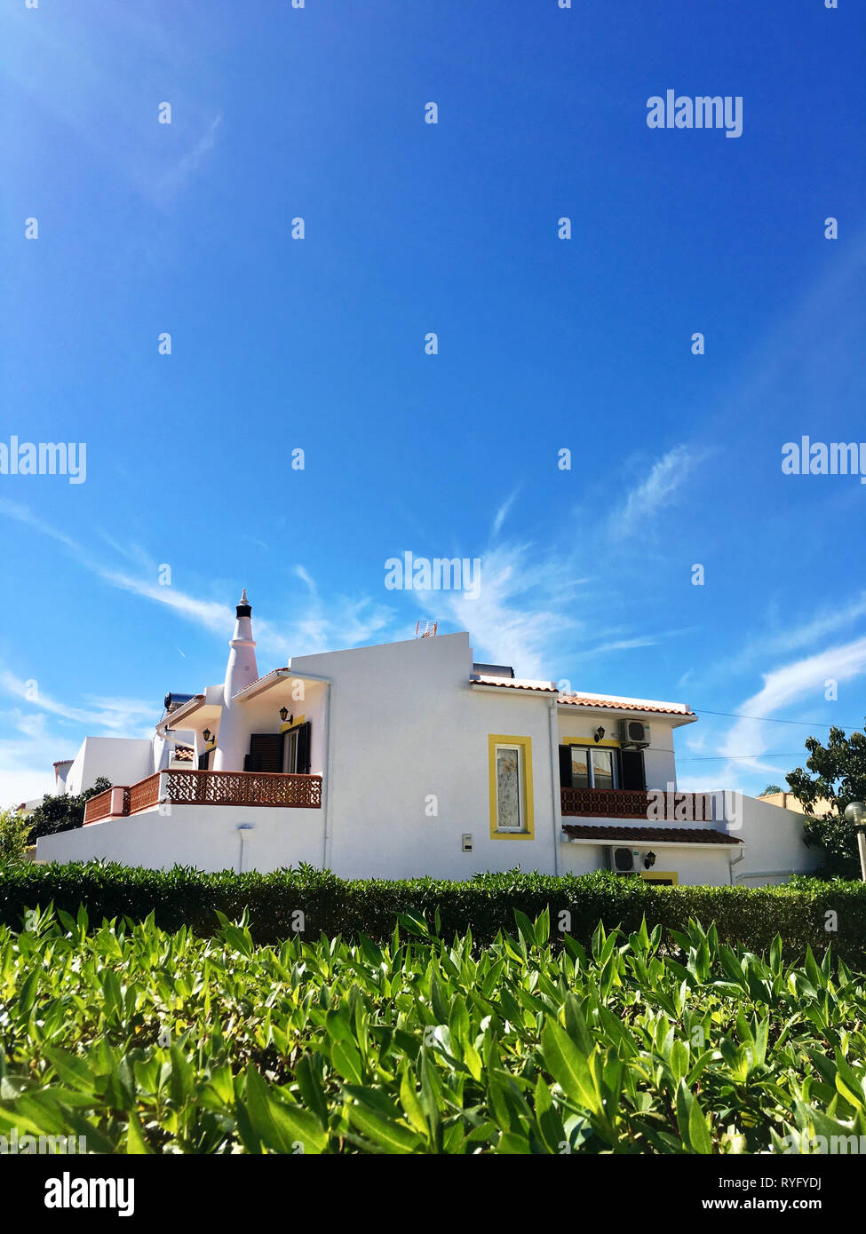 Portugiesische weiße Haus im Garten, Algarve Stockfoto