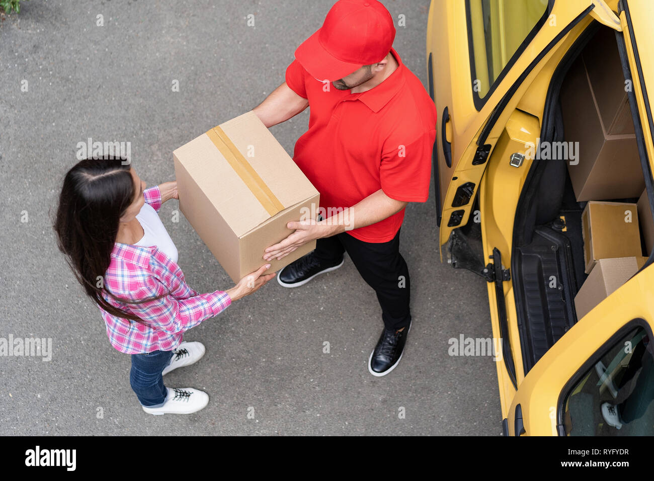 Kurier ist die Lieferung Paket junge Frau. Ansicht von oben Stockfoto