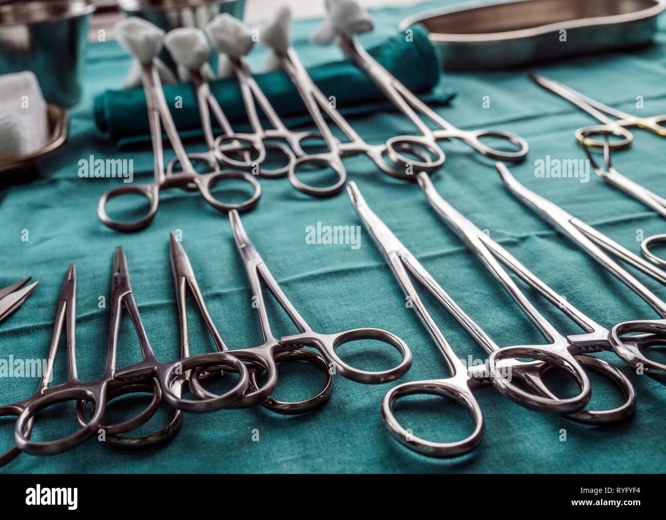 Chirurgische Schere mit torundas in einem Operationssaal, Zusammensetzung horizontale, konzeptionelle Bild Stockfoto