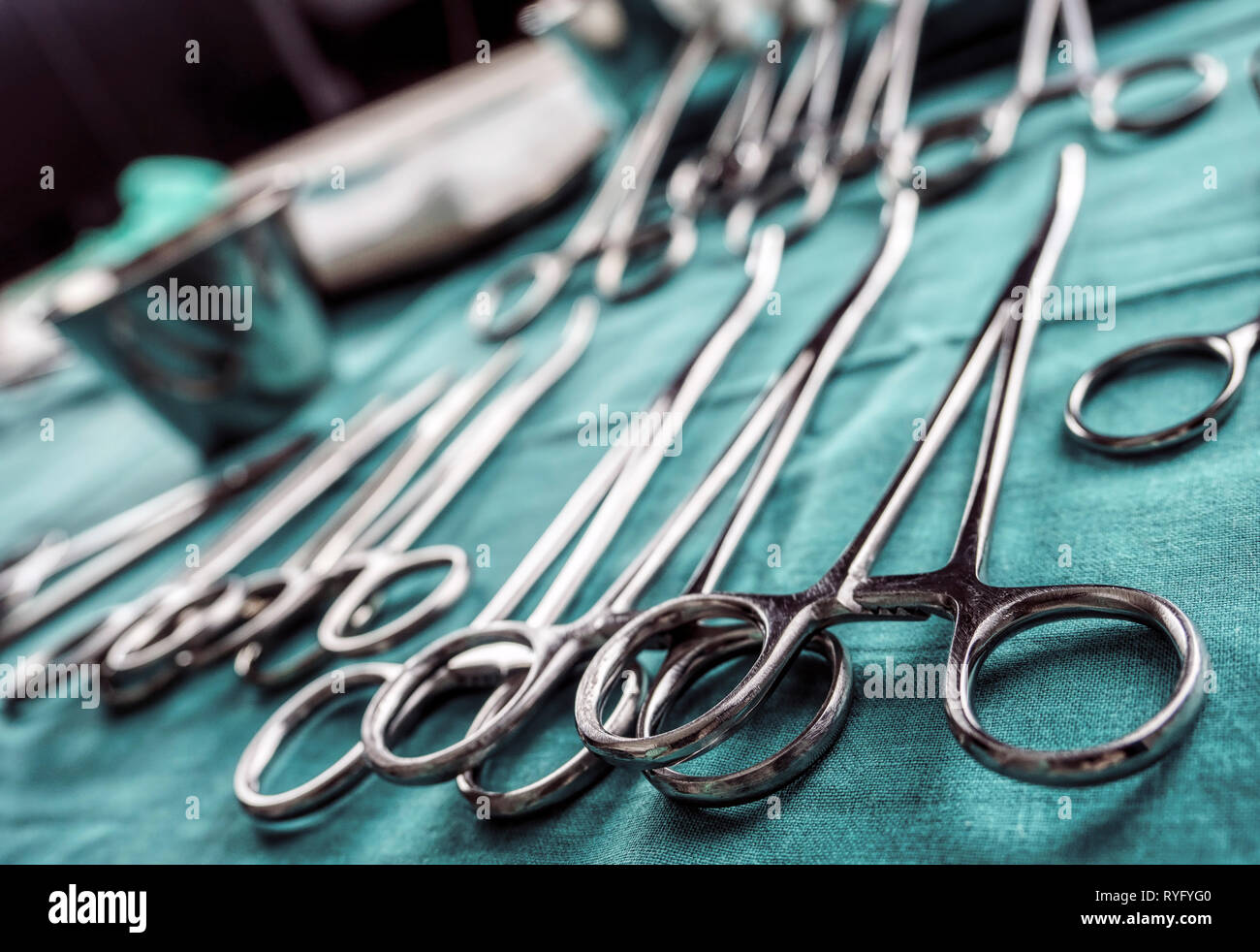 Einige scheren für Chirurgie in einem Operationssaal, konzeptionelle Bild, horizontale Zusammensetzung Stockfoto