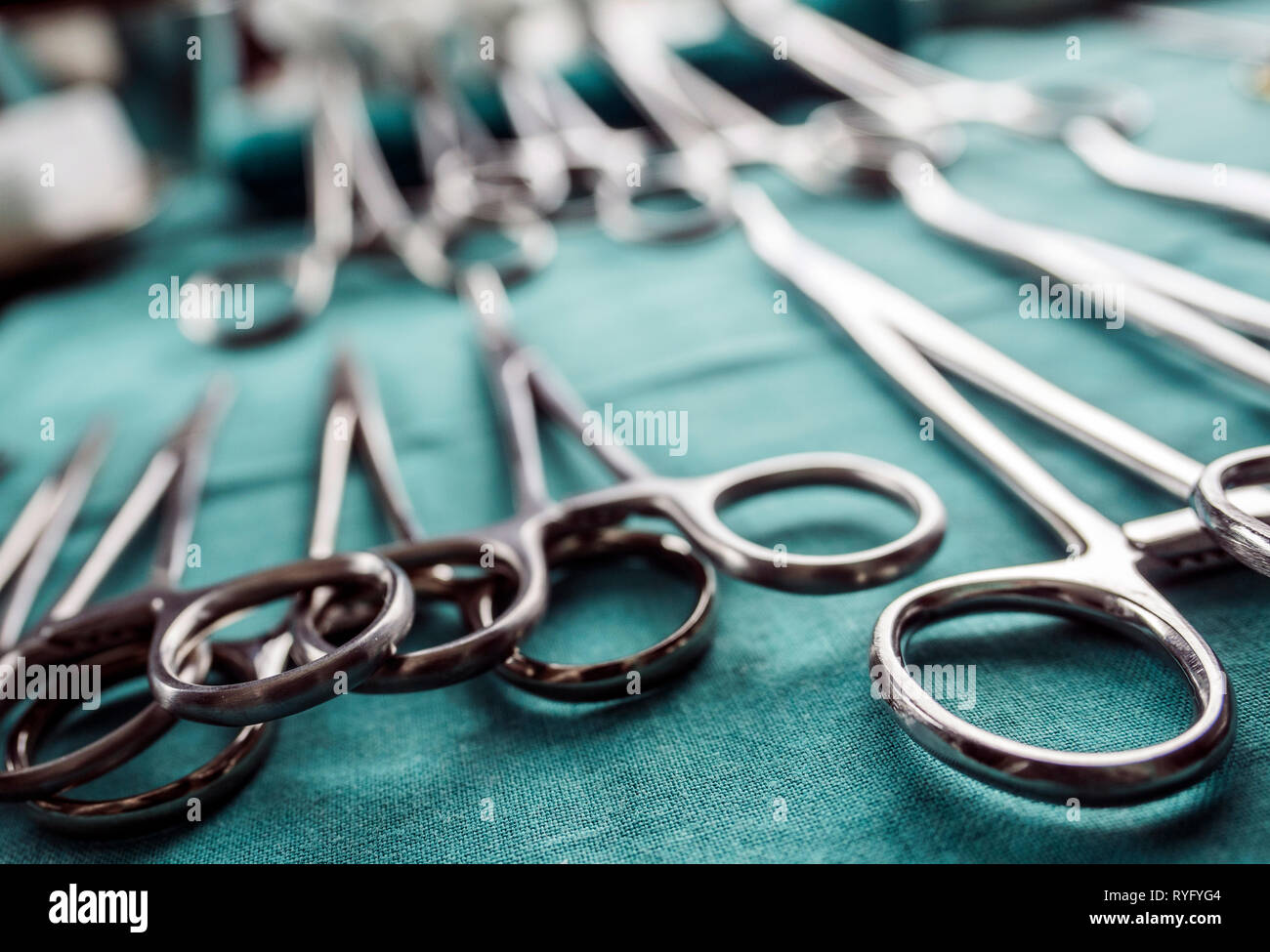 Einige scheren für Chirurgie in einem Operationssaal, konzeptionelle Bild, horizontale Zusammensetzung Stockfoto