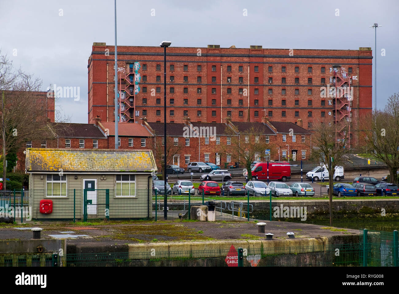 Blick in Richtung einer Anleihe Lager von der Brunel Lock am westlichen Ende von Spike Island, Bristol Stockfoto