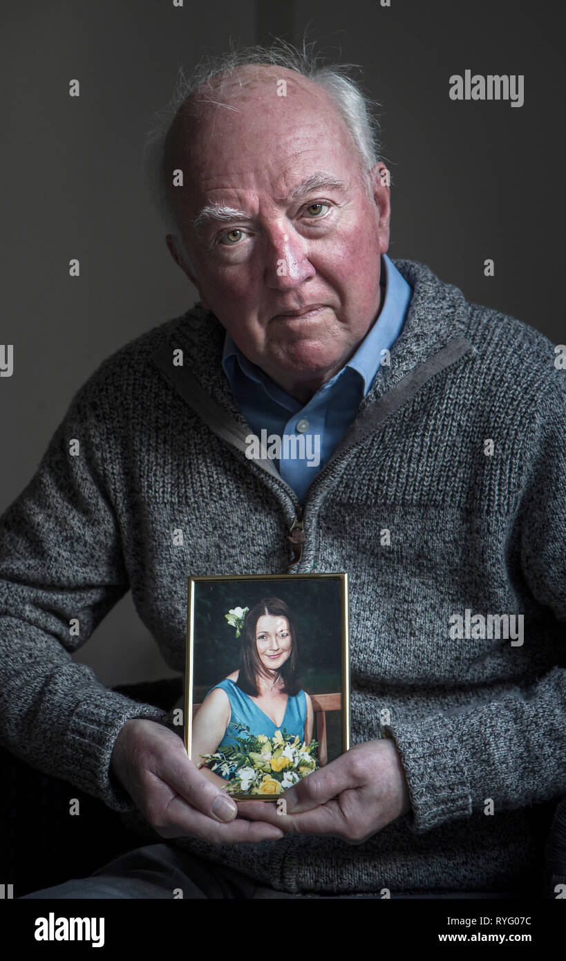 Peter Lawrence, fotografiert in seinem Haus in der Nähe von York, hält vor dem 10. Jahrestag ihres Verschwindens am 18. März ein Foto seiner Tochter Claudia Lawrence Stockfoto