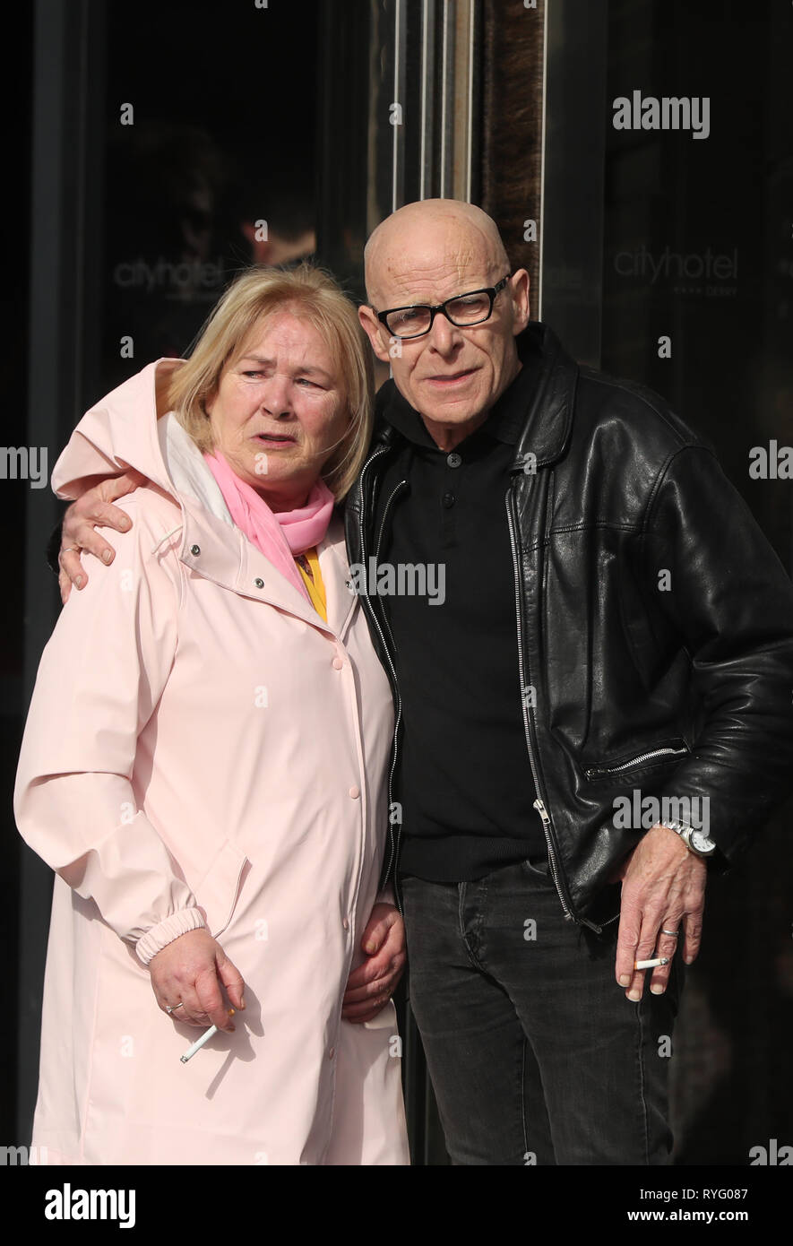 Linda Nash, dessen jüngster Bruder William Nash auf blutige Sonntag mit Eamonn McCann starb in der Guildhall vor der Ansage, ob 17 ehemaligen britischen Soldaten und zwei ehemalige Mitglieder der Official IRA in Verbindung mit den Ereignissen des Bloody Sunday in der Stadt im Januar 1972 verfolgt wird. Stockfoto