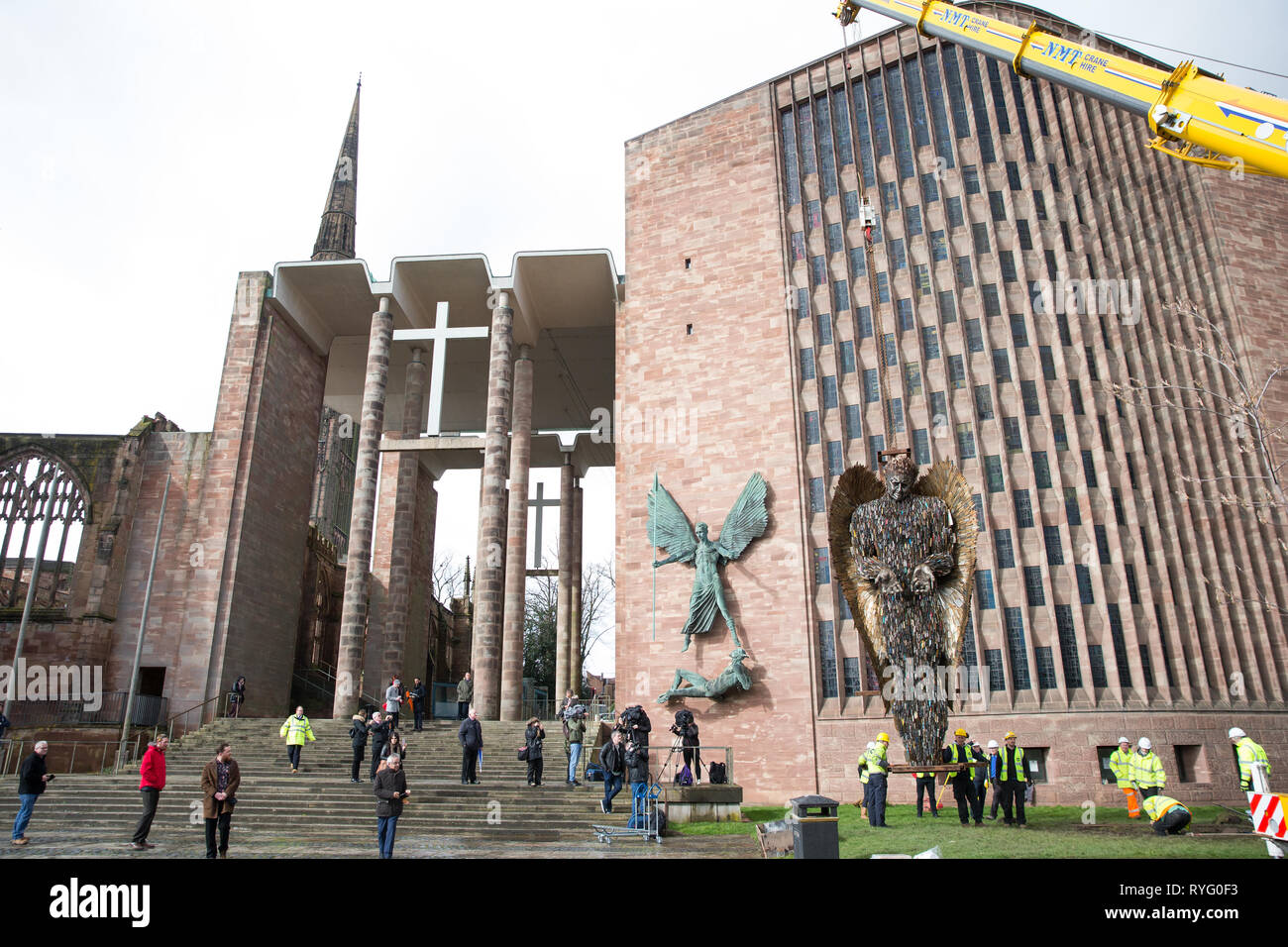 Ein Messer Engel Skulptur, aus 100.000 beschlagnahmte Messer, ist in der Kathedrale von Coventry installiert. Die 27 Meter hohe Kunstwerk, geschaffen von der Künstlerin Alfie Bradley, beginnt seinen Wohnsitz an der Kathedrale bis April 23' als physische Erinnerung an die Auswirkungen von Gewalt und Aggression". Coventry Cathedral, Priory Street, Coventry. Stockfoto