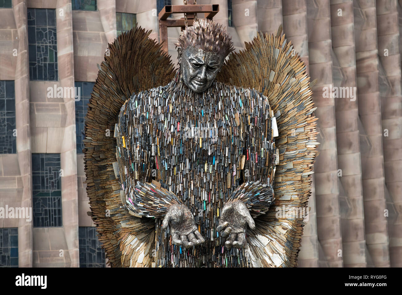 Ein Messer Engel Skulptur, aus 100.000 beschlagnahmte Messer, ist in der Kathedrale von Coventry installiert. Die 27 Meter hohe Kunstwerk, geschaffen von der Künstlerin Alfie Bradley, beginnt seinen Wohnsitz an der Kathedrale bis April 23' als physische Erinnerung an die Auswirkungen von Gewalt und Aggression". Coventry Cathedral, Priory Street, Coventry. Stockfoto