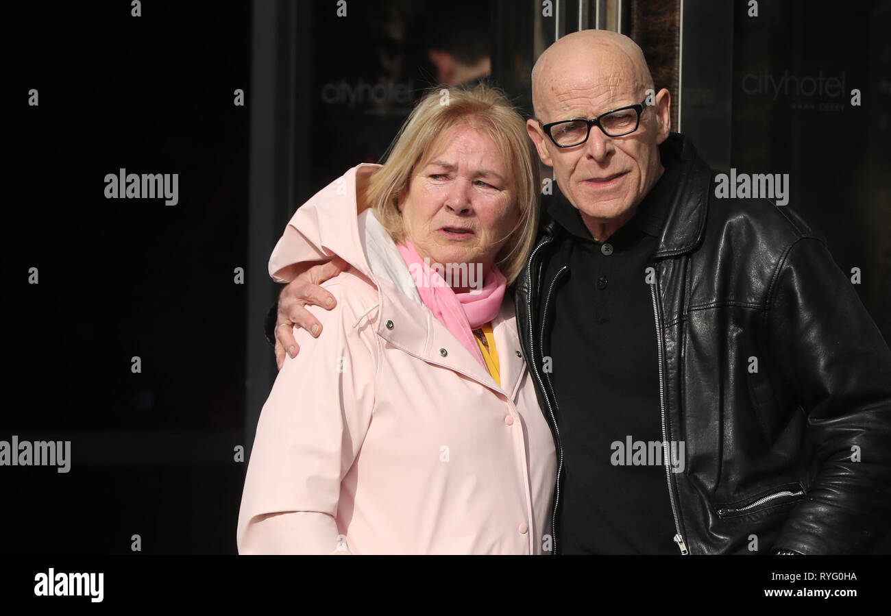 Linda Nash, dessen jüngster Bruder William Nash auf blutige Sonntag mit Eamonn McCann starb außerhalb der Stadt Hotel Londonderry, Nordirland vor der Ansage, ob 17 ehemaligen britischen Soldaten und zwei ehemalige Mitglieder der Official IRA in Verbindung mit den Ereignissen des Bloody Sunday in der Stadt im Januar 1972 verfolgt wird. Stockfoto