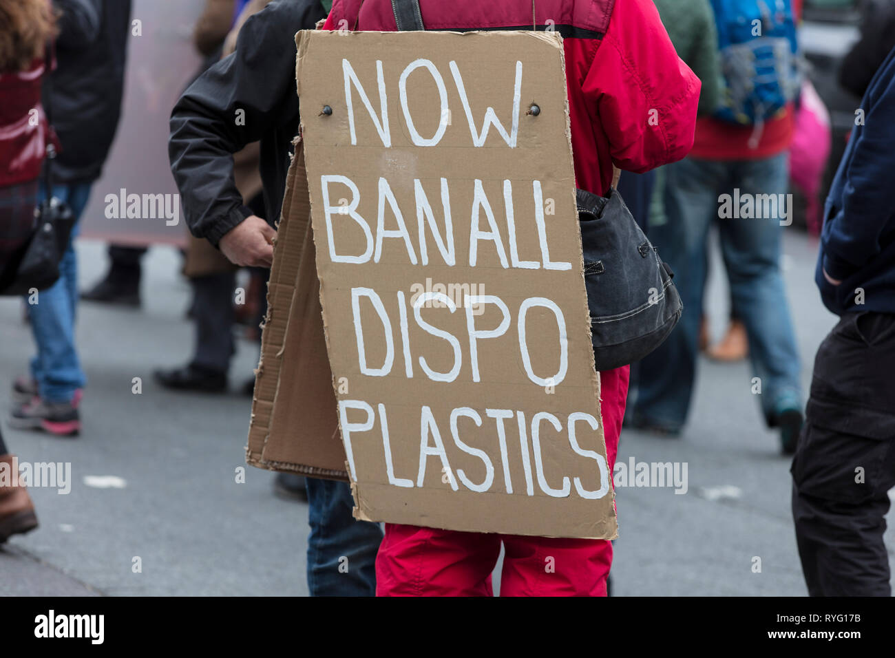 Eine politische Demonstrant mit einem Klimawandel verbot Kunststoff banner Stockfoto