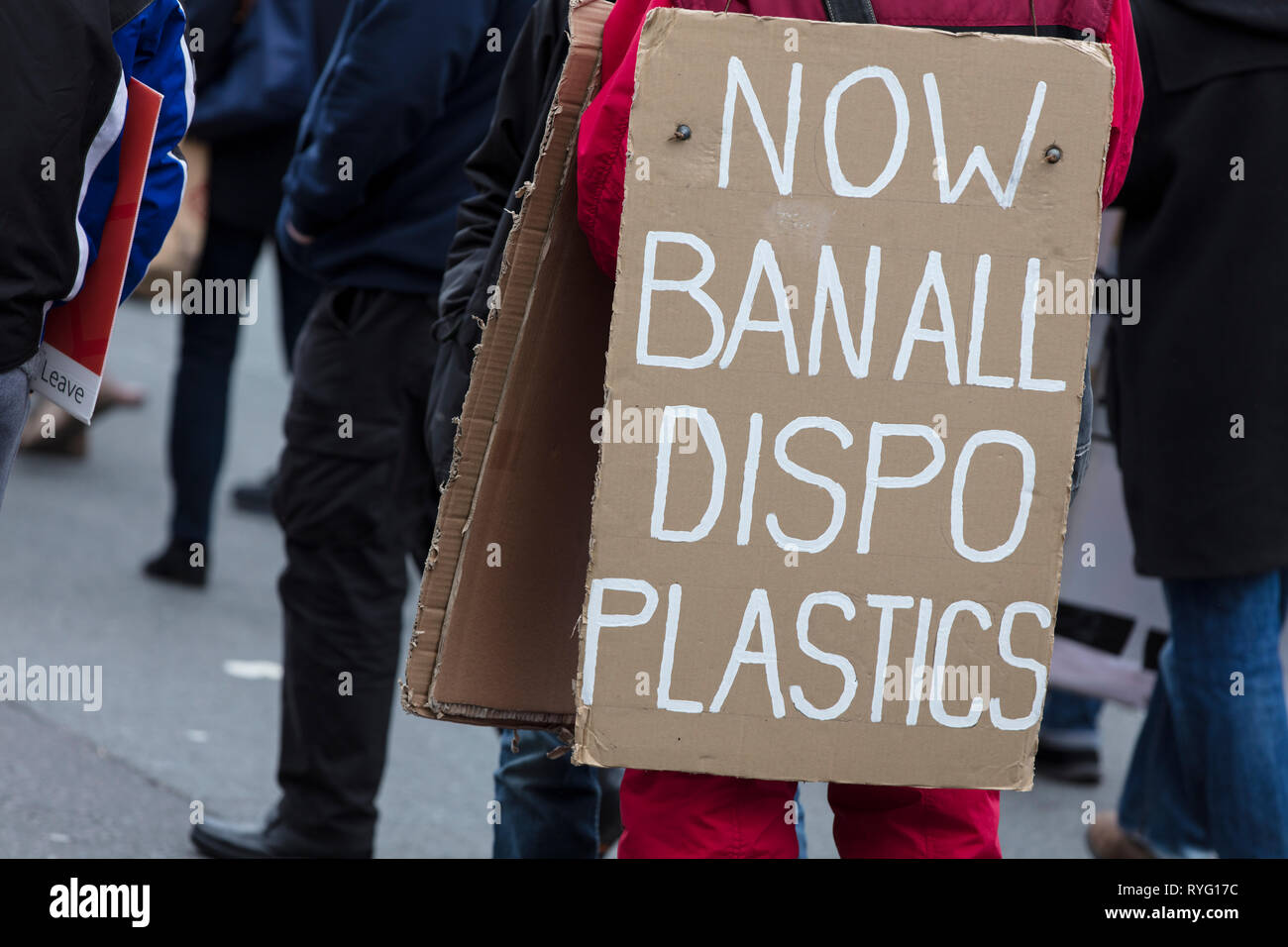Eine politische Demonstrant mit einem Klimawandel verbot Kunststoff banner Stockfoto