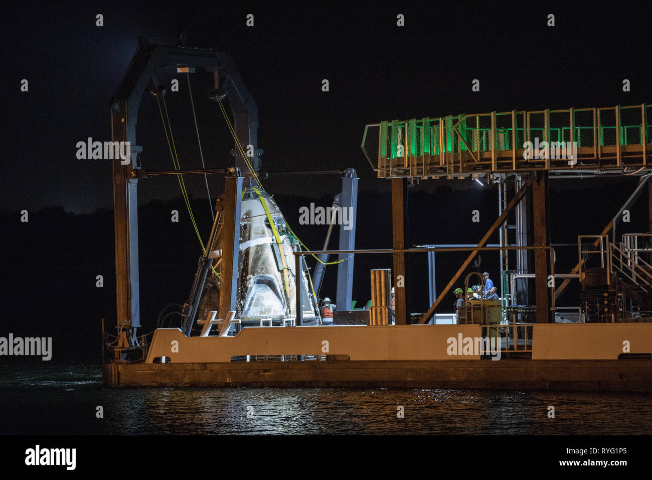 Die SpaceX Dragon Commercial Crew capsule kommt im Hafen an Bord der Recovery Schiff, gehen Forscher, nach der Rückkehr aus dem Jungfernflug zur Internationalen Raumstation März 9, 2019 in Port Canaveral, Florida. Stockfoto