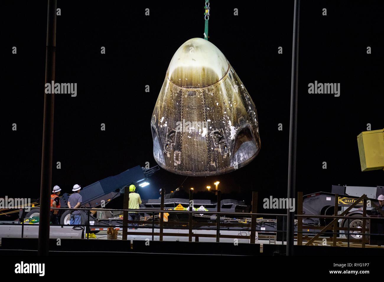 Die SpaceX Dragon Commercial Crew capsule ist aus dem Kran im Hafen von der Recovery Schiff verladen, gehen Forscher, nach der Rückkehr aus dem Jungfernflug zur Internationalen Raumstation März 9, 2019 in Port Canaveral, Florida. Stockfoto