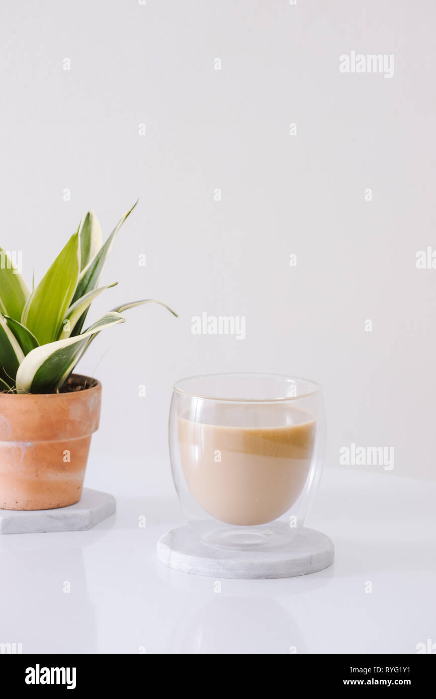 Frühstück mit Schokolade Kuchen und Kaffee auf einem schönen Wohnzimmer serviert Stockfoto