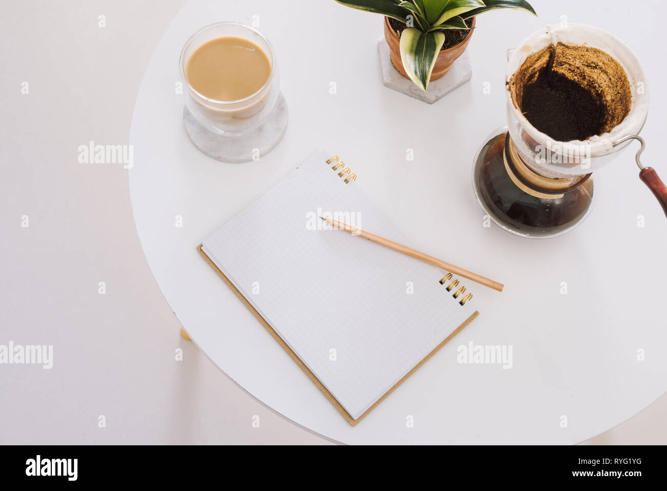 Frühstück mit Schokolade Kuchen und Kaffee auf einem schönen Wohnzimmer serviert Stockfoto