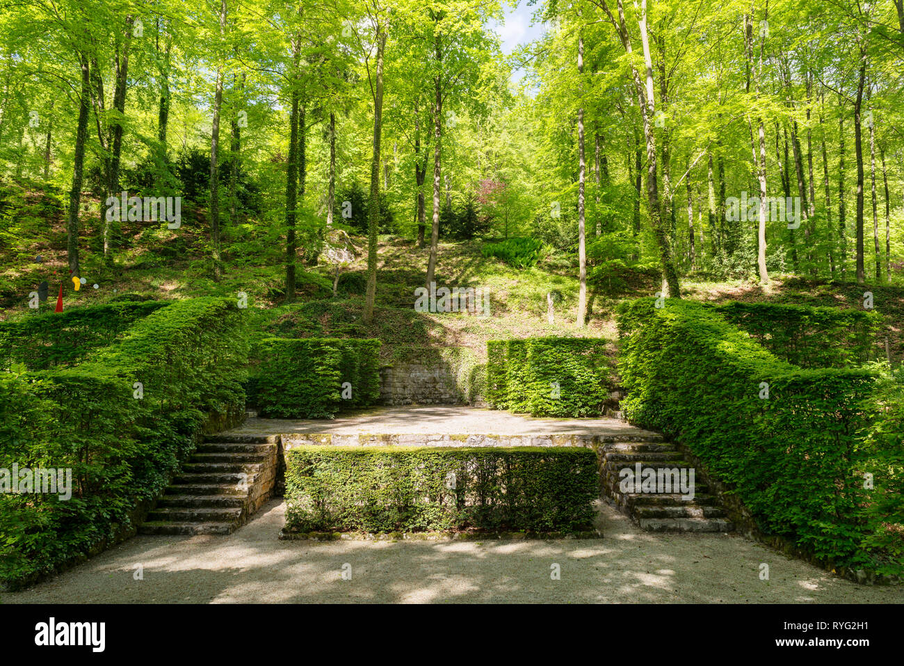 'Stufen von Hecken auf Gelände von Schloss Unterleinleiter in Bayern, Deutschland" Stockfoto
