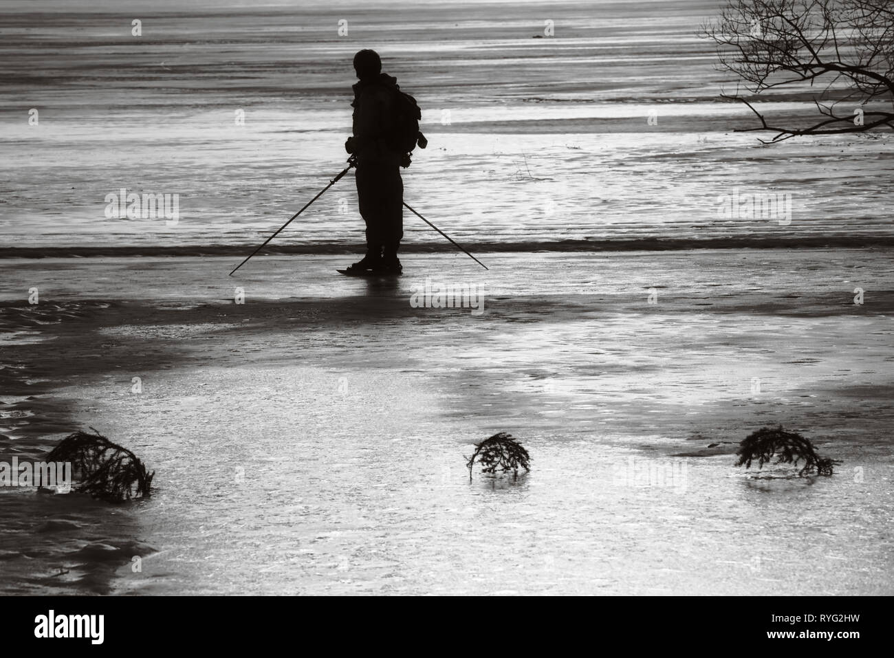 Schwarze und weiße Silhouette der Fernverkehr ice Skater auf See Malaren, Sigtuna, Schweden, Skandinavien Stockfoto