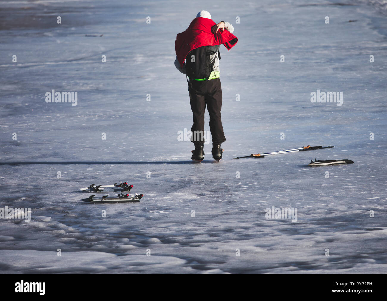 Ansicht der Rückseite des Ice Skater und Ausrüstung auf dem zugefrorenen See Malaren, Schweden, Skandinavien Stockfoto