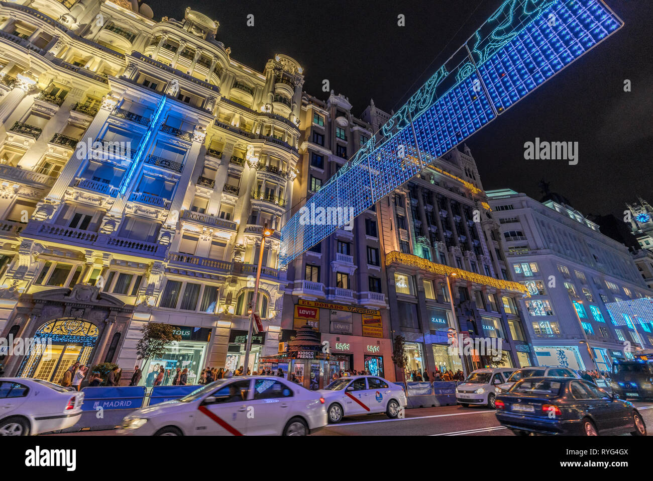 Madrid, Spanien - 26. Dezember 2017: Leute, überfahrt Gran Via Street, geniessen Weihnachtsbeleuchtung Dekoration und Shopping während der Weihnachtszeit. Madrid Stockfoto