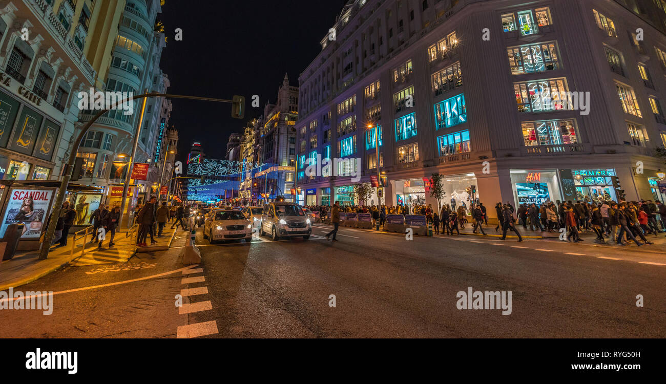 Madrid, Spanien - 26. Dezember 2017: Leute, überfahrt Gran Via Street, geniessen Weihnachtsbeleuchtung Dekoration und Shopping während der Weihnachtszeit. Madrid Stockfoto