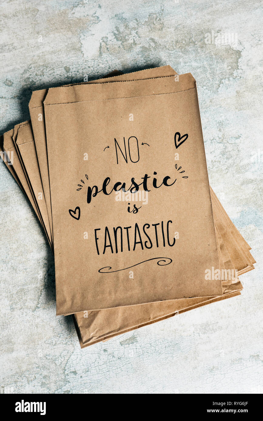 Hohe Betrachtungswinkel von einigen braunen Papiertüten mit dem Text keine Kunststoff ist fantastisch in der oberen Ein geschrieben, auf einer steinernen Oberfläche Stockfoto