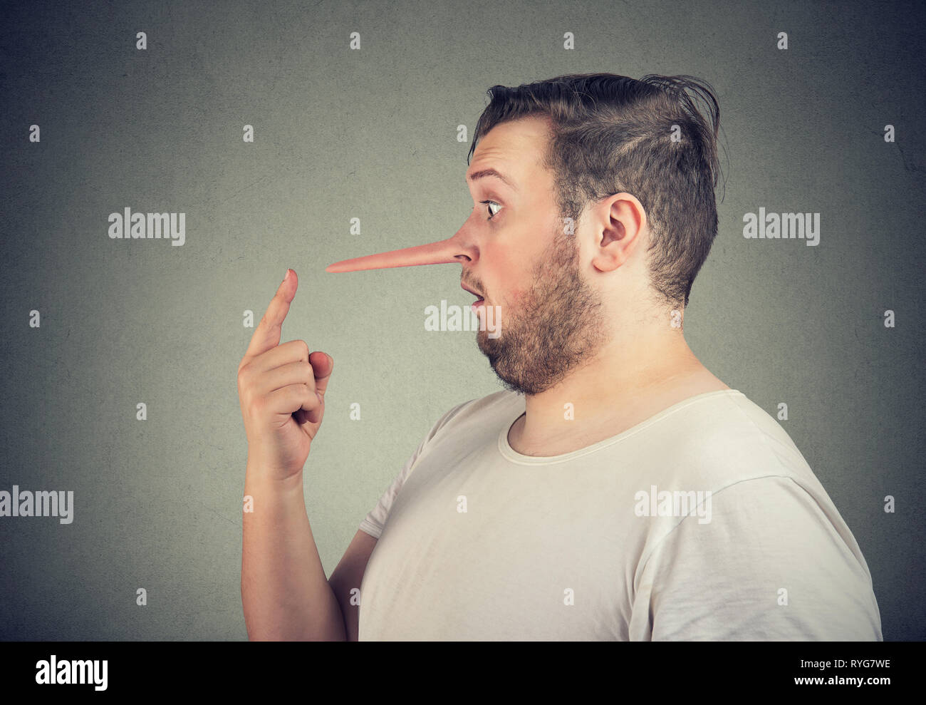 Seite Profil eines schockiert Lügner Mann mit langen Nase Gefühl betäubt auf grauen Hintergrund. Stockfoto