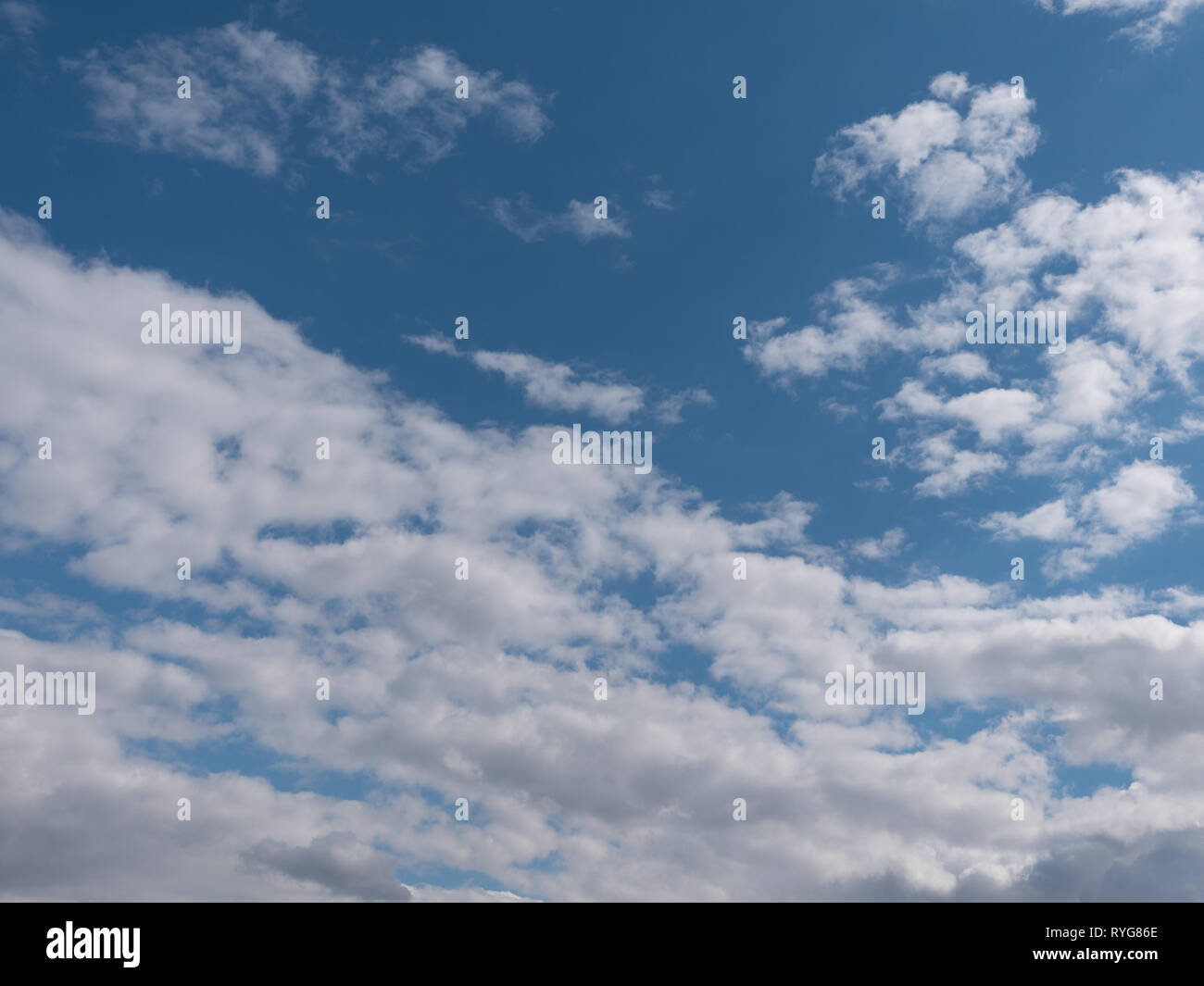 Schöne weiße Wolken im blauen Himmel Stockfoto