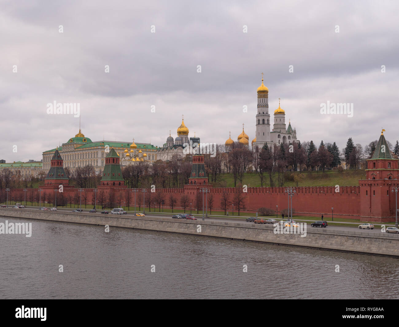 Sonnigen Sommertag Moskau River Bay Kreml Panorama. Stockfoto