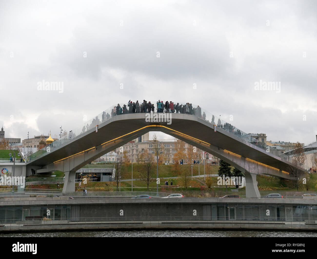 Moskau - 25. Juni 2018: zaryadye Park tolle Aussicht auf die schwebende Brücke über Fluss Moskwa Stockfoto