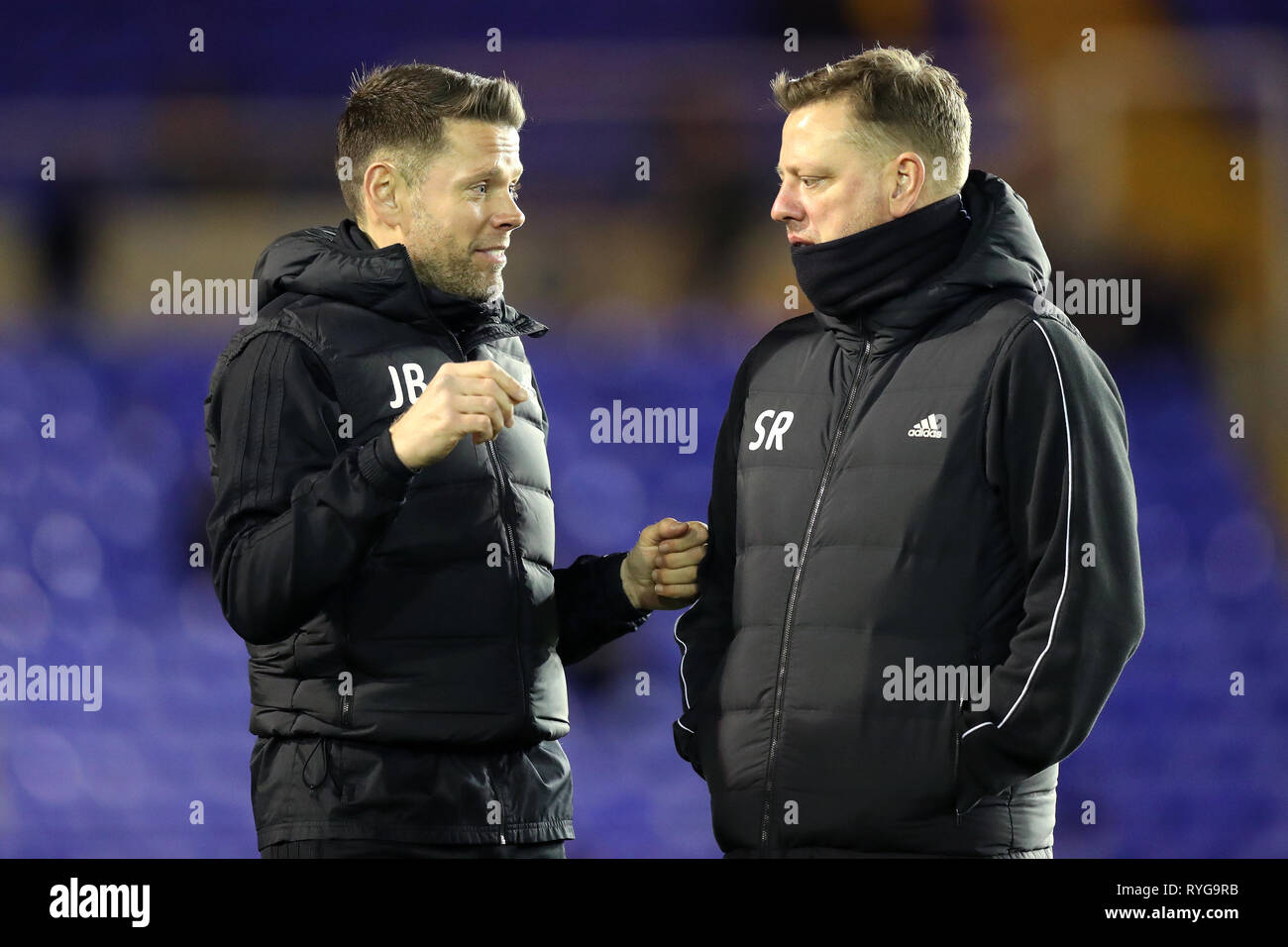 Birmingham City erste Mannschaft Trainer James Beattie (links) und Leiter der Leistung Sean Rush vor der gleichen während der Sky Bet Championship Match in St. Andrew's Billion Trophäe Stadion, Birmingham. Stockfoto