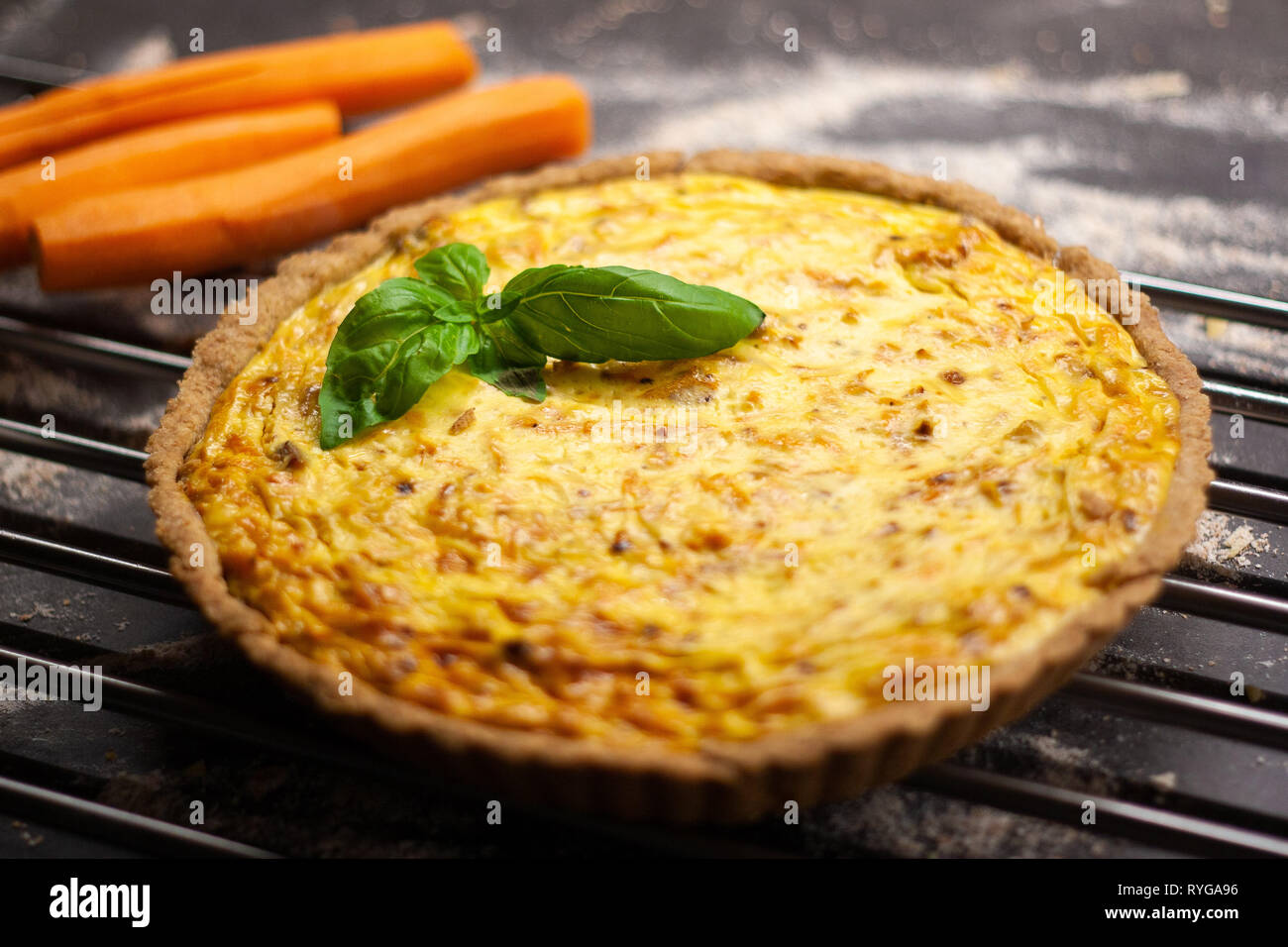 Frische hausgemachte Vollkorn Karotte Quiche Stockfoto