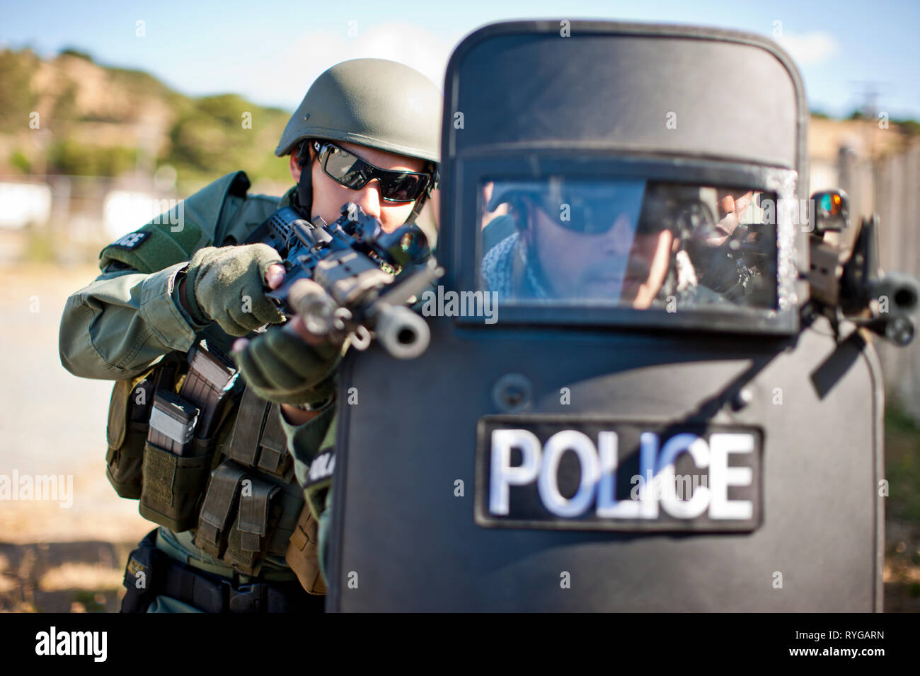 Der Gendarmerie, die Waffen hinter einer Polizei Riot Shield. Stockfoto