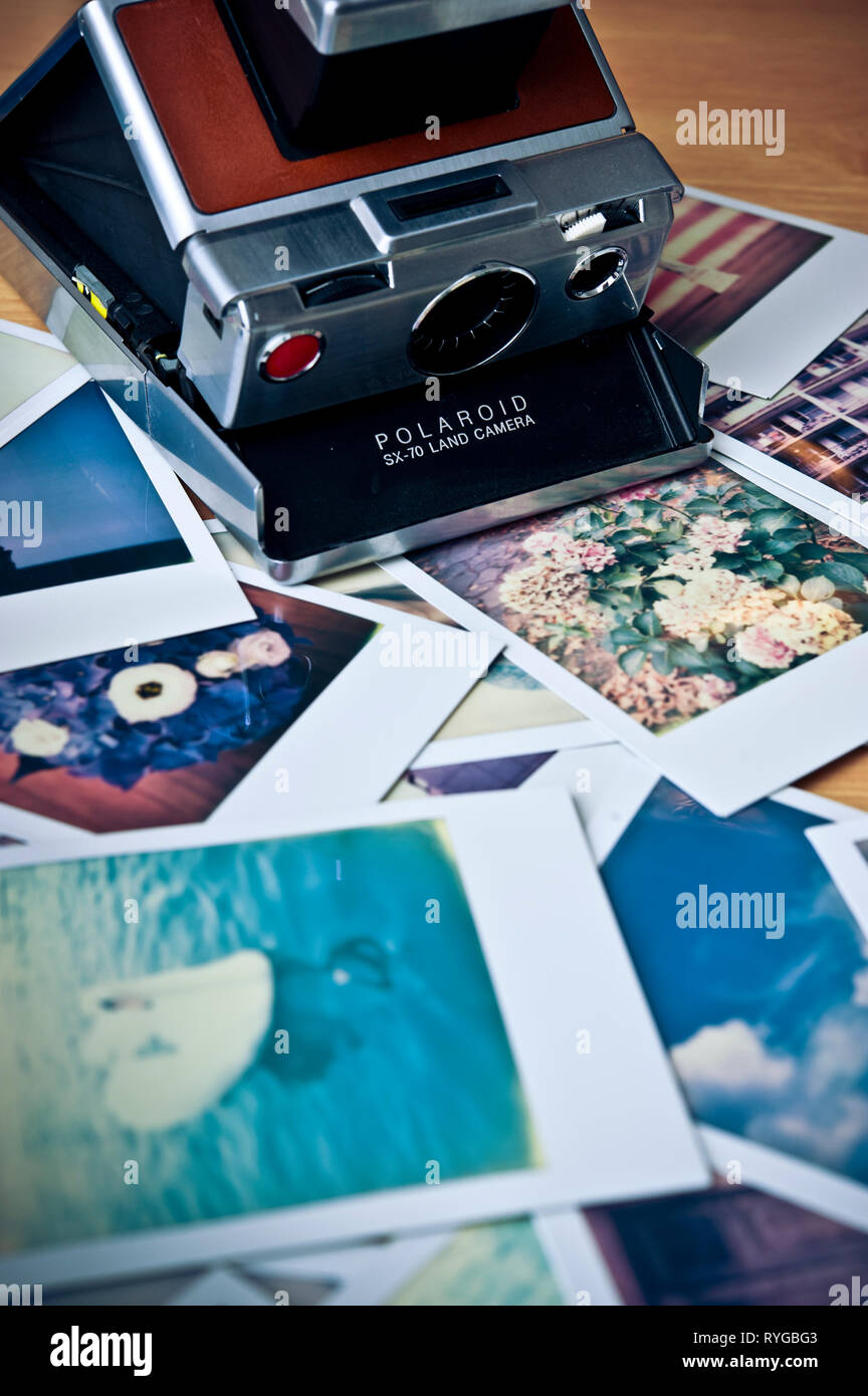 Polaroid SX-70 Kamera und Polaroids Fotos Stockfoto