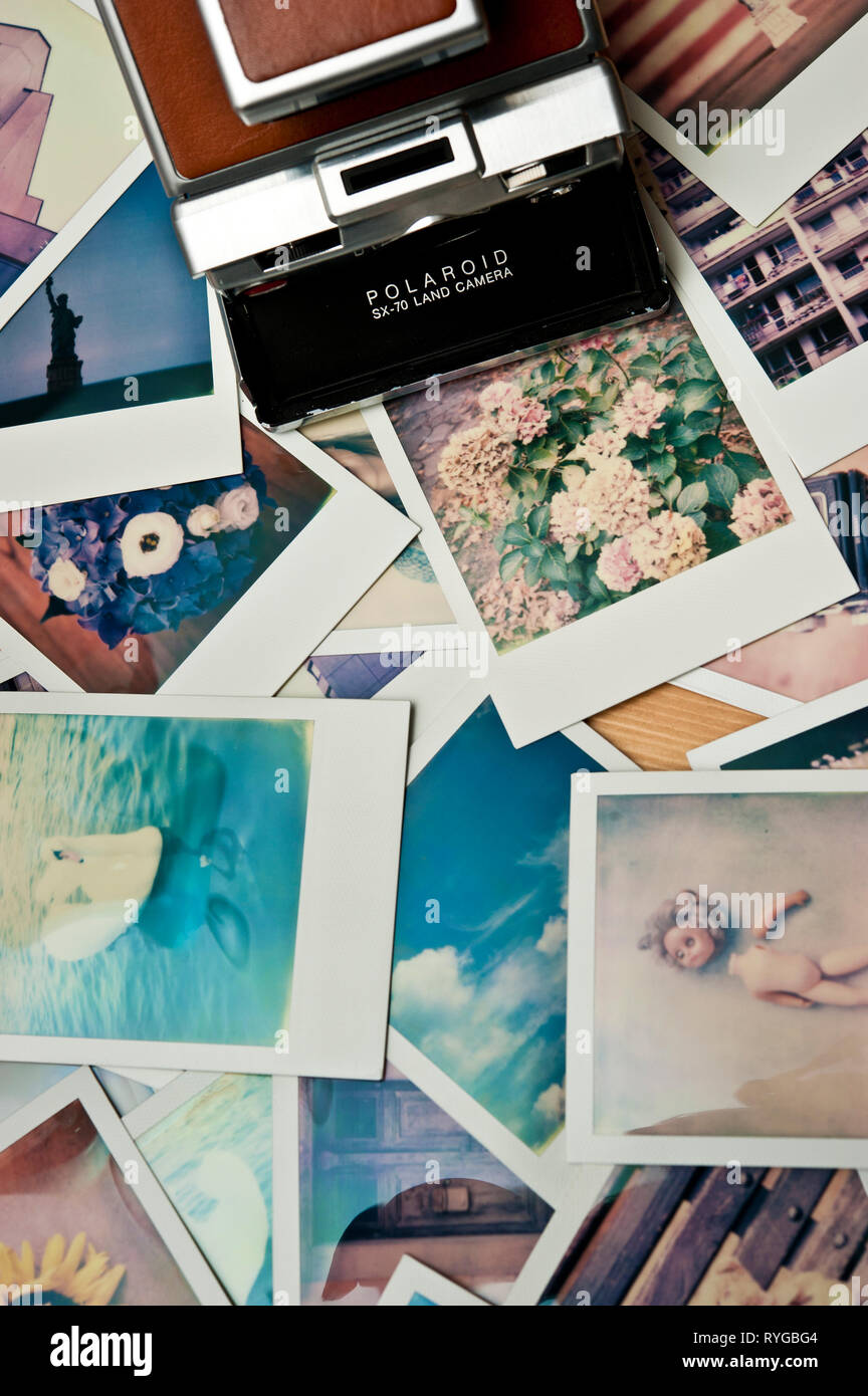 Polaroid SX-70 Kamera und Polaroids Fotos Stockfoto