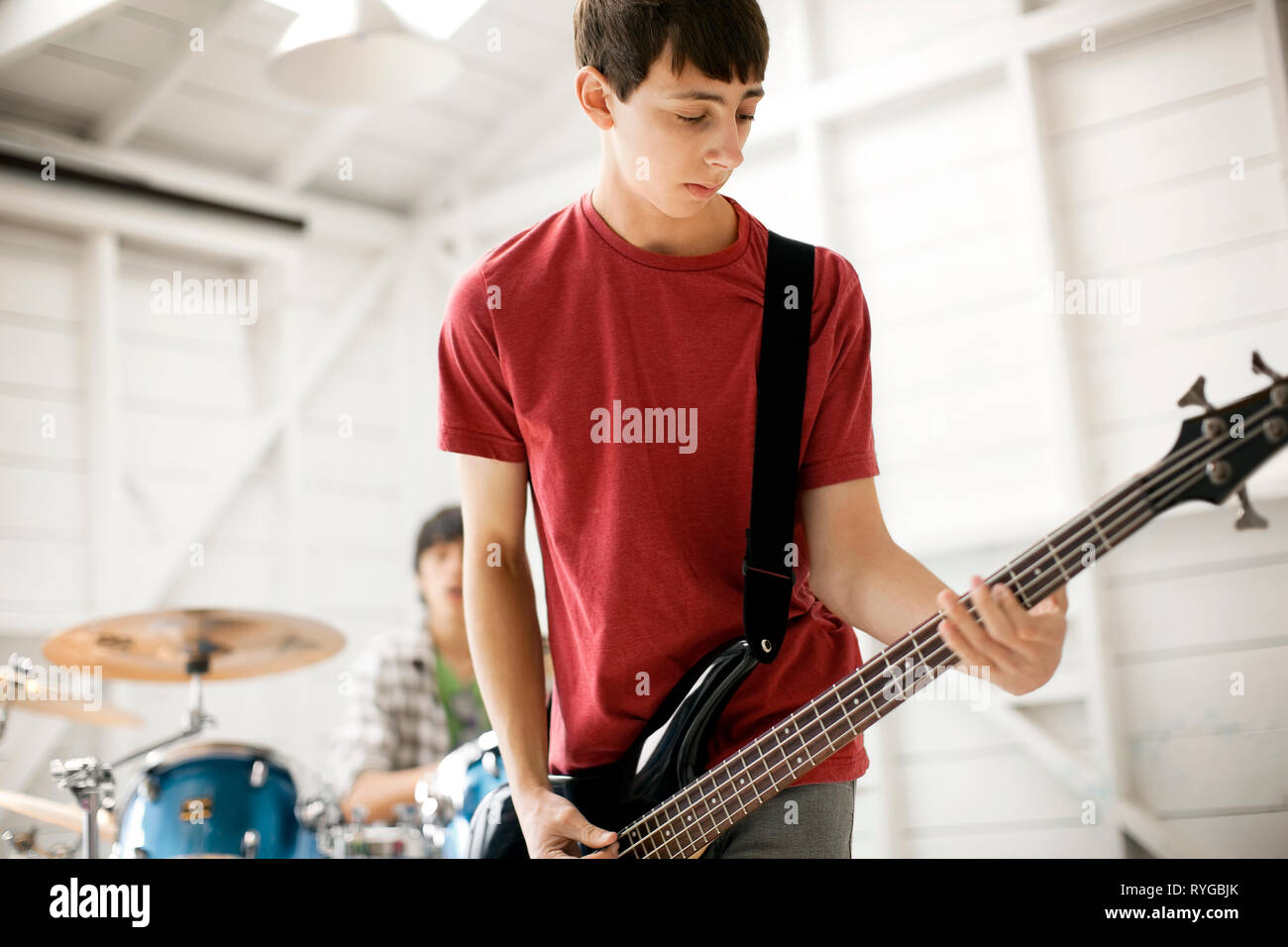 Teenager eine Bassgitarre mit Begeisterung spielen. Stockfoto