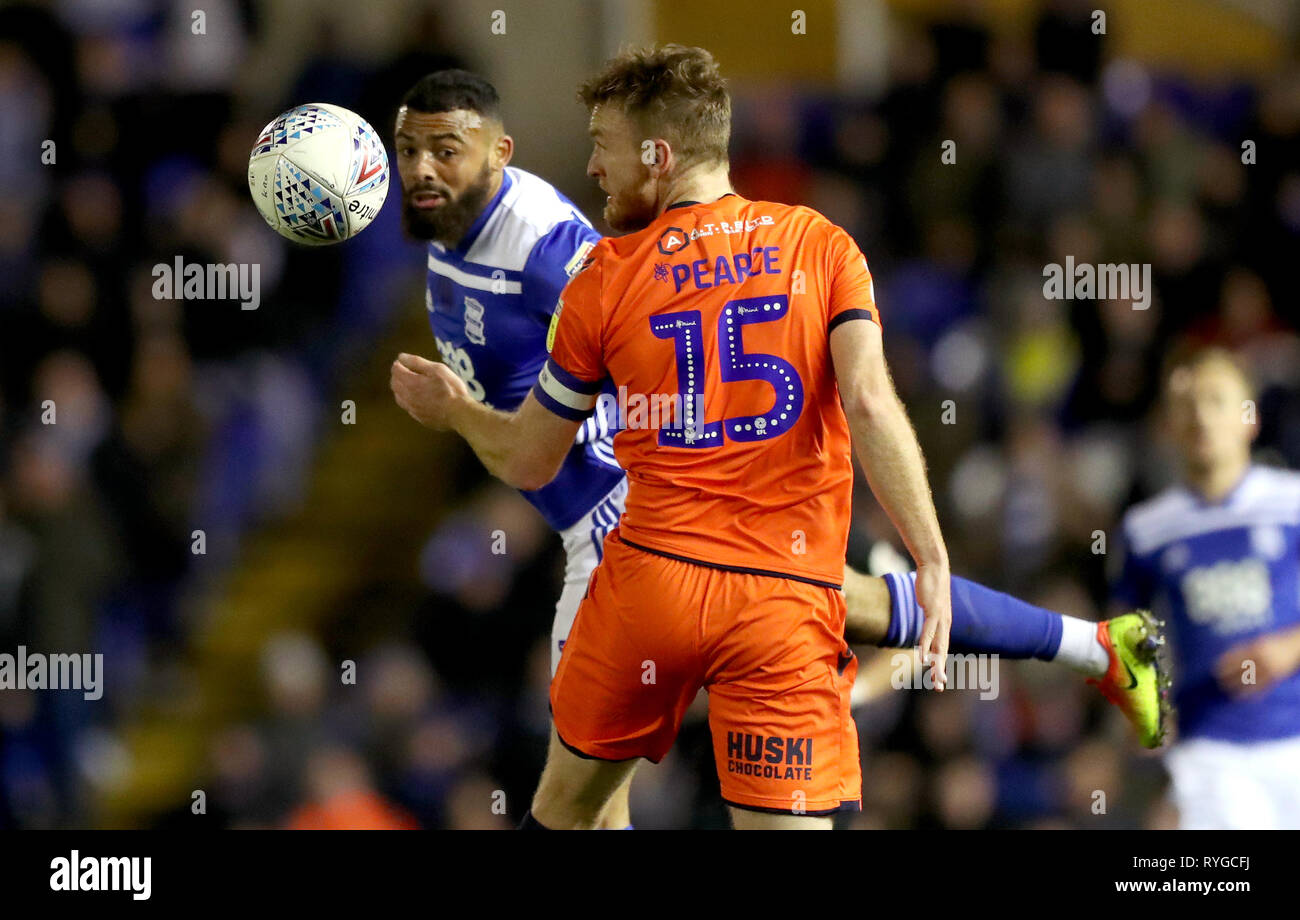 Birmingham City Isaac Vassell (links) und des Millwall Alex Pearce Kampf um den Ball in den Himmel Wette Championship Match in St. Andrew's Billion Trophäe Stadion, Birmingham. Stockfoto