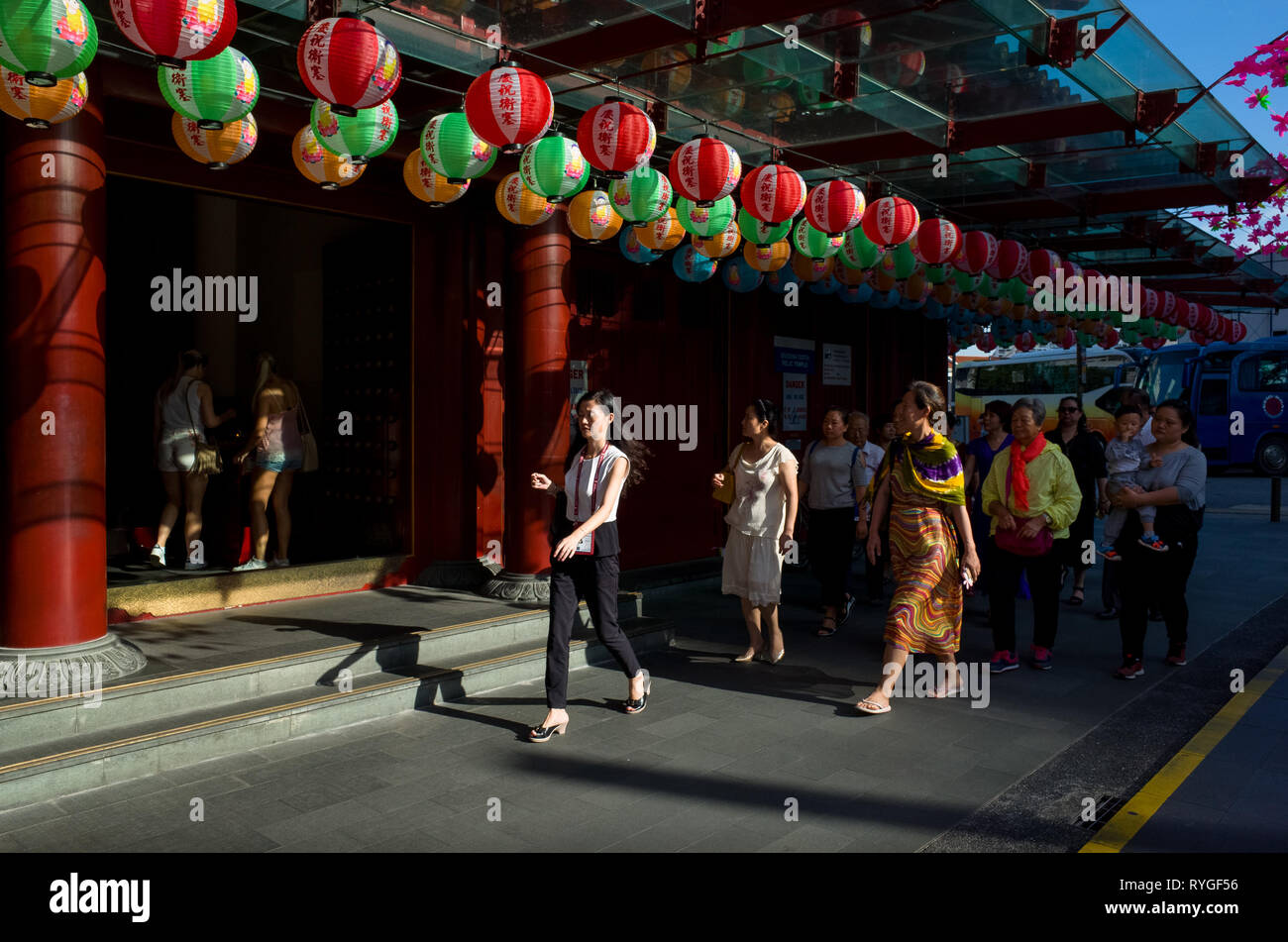 Frau Guide mit Chinesischen Reisegruppe am Eingang von Singapur Buddha Zahns Tempel - Chinatown - Singapur Stockfoto
