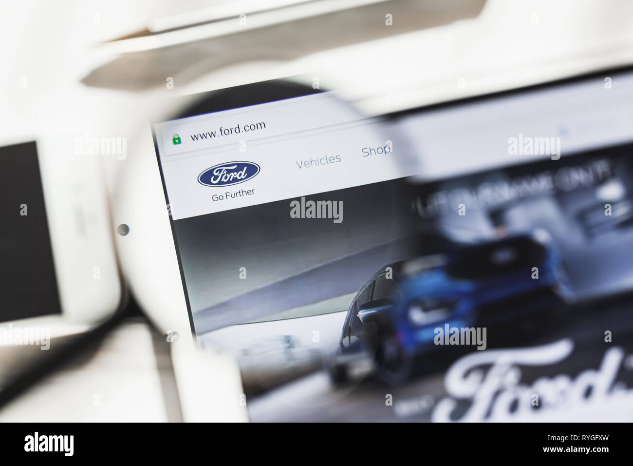 Dearborn, Michigan, USA - 14. März 2019: der Ford Motor Company, Auto, offizielle Website Homepage unter Lupe. Konzept der Ford Motor Company, Auto Stockfoto