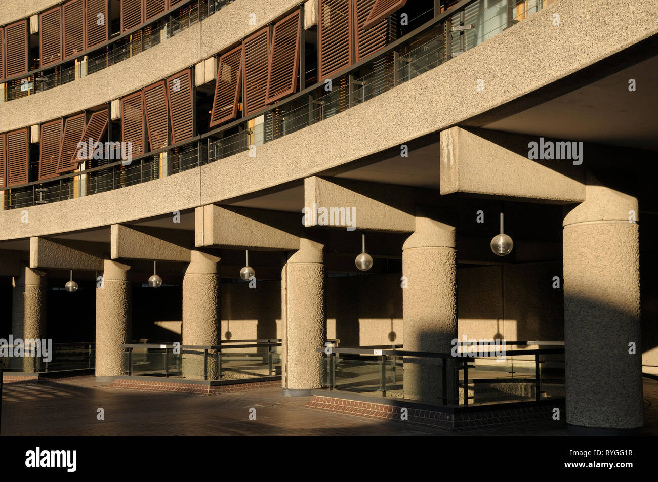 Architektonisches Detail zeigt die harten Linien und Kurven von Brutalist Architecture, Barbican Estate, London EC 2, England, Großbritannien Stockfoto