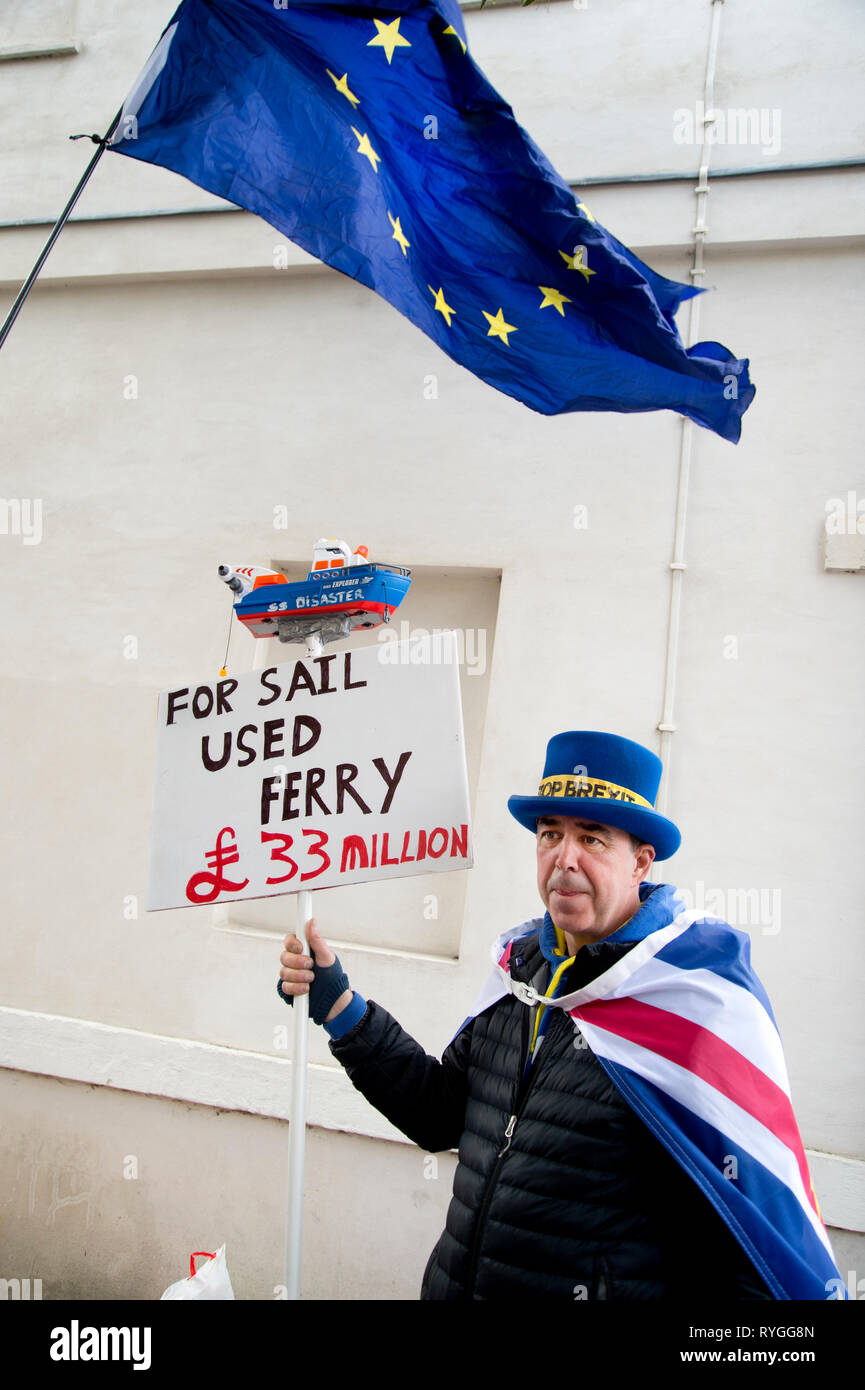 Montag 11. März 2019. Parliament Square. Bleiben protester Steve mit der europäischen Flagge und Plakat protestieren die £ 33 Mio. Eurostar bezahlt, weil t Stockfoto