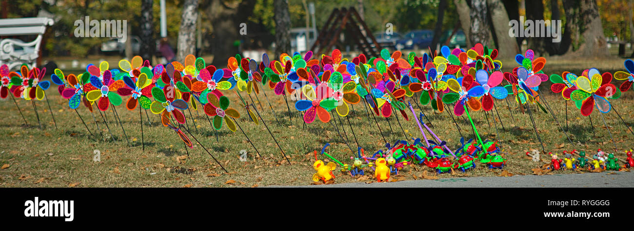 Bündel von bunten Kinder Mühle Spielzeug auf ein Feld Stockfoto