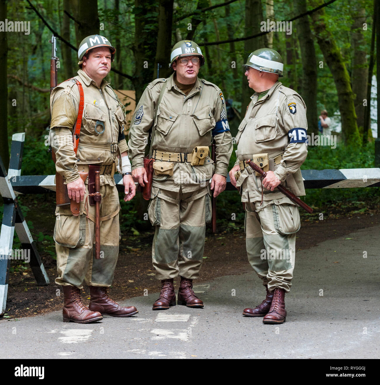 Woodhall Spa 1940 Festival - amerikanische Soldaten Militärpolizei MPs an der Straße Block stand Stockfoto