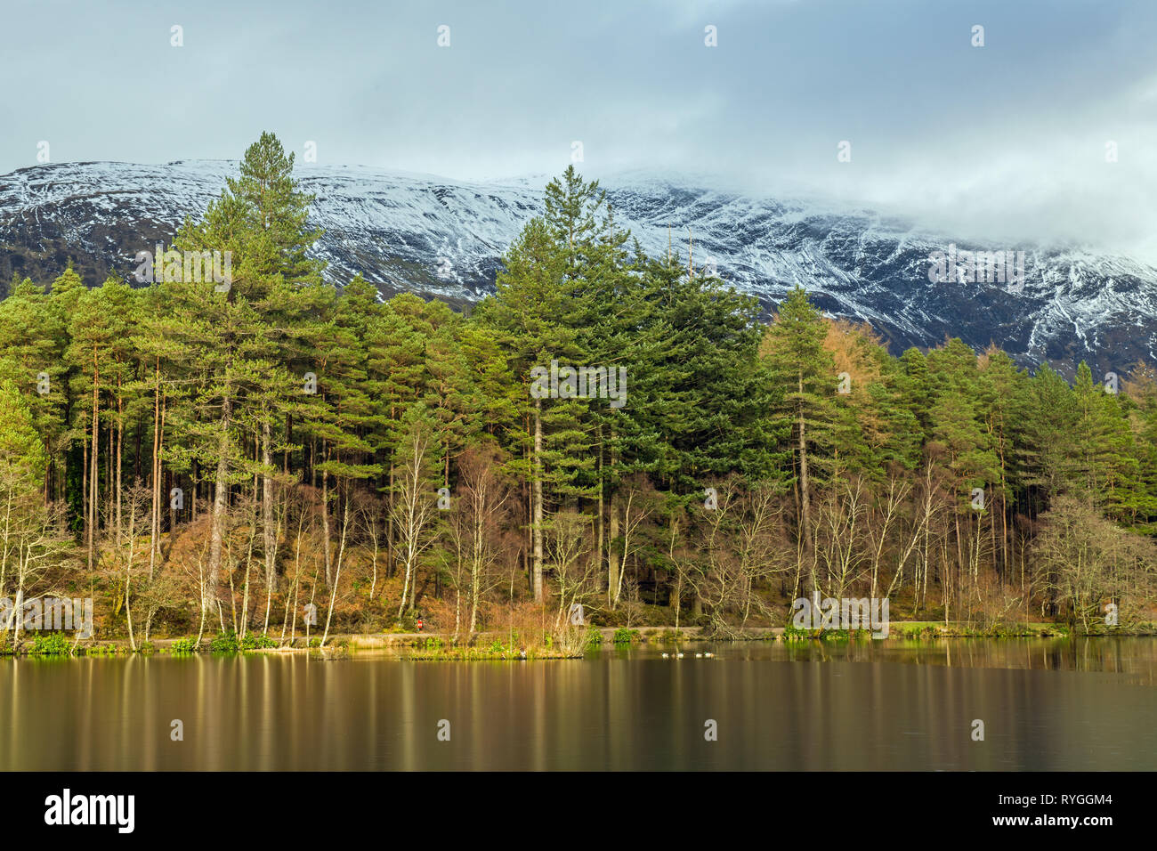 Glencoe Lochan oberhalb des Dorfes von Glencoe in den schottischen Highlands. Blick von der Lochan sind ausgezeichnet, sehr beliebt bei Wanderern und Einheimische. Stockfoto