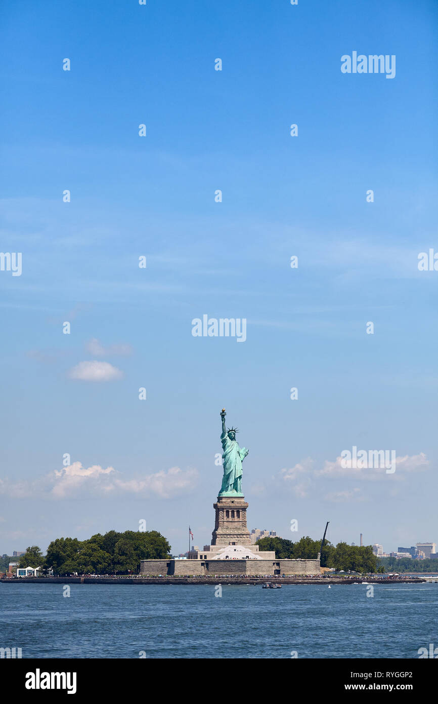 Freiheitsstatue gegen den blauen Himmel, New York, USA. Stockfoto