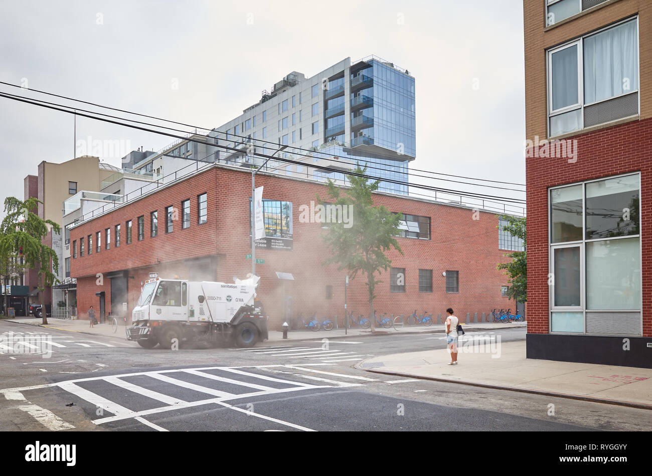 New York, USA - 04. Juli 2018: New York City Stadtreinigung Fahrzeug auf der 5th Street in Long Island City, Queens. Stockfoto