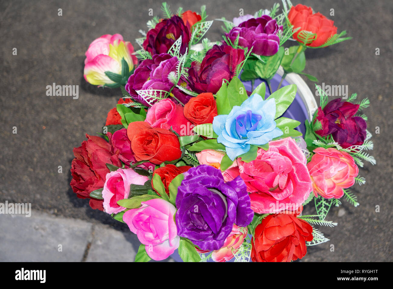 Die hellen und schnen Farben aus Kunststoff Blumen. Verschiedene Farben  Blumen Hintergrund Wand. Floral background. Viele knstliche Blumen in  bunten Zusammensetzung Stockfotografie - Alamy