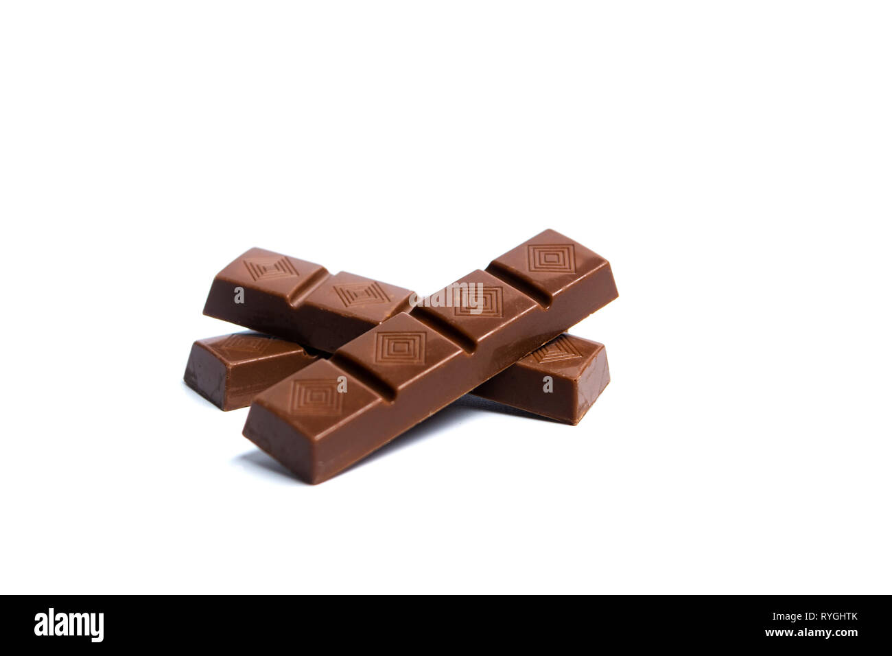 Schokolade Stück auf weißem Hintergrund Draufsicht isoliert Stockfoto