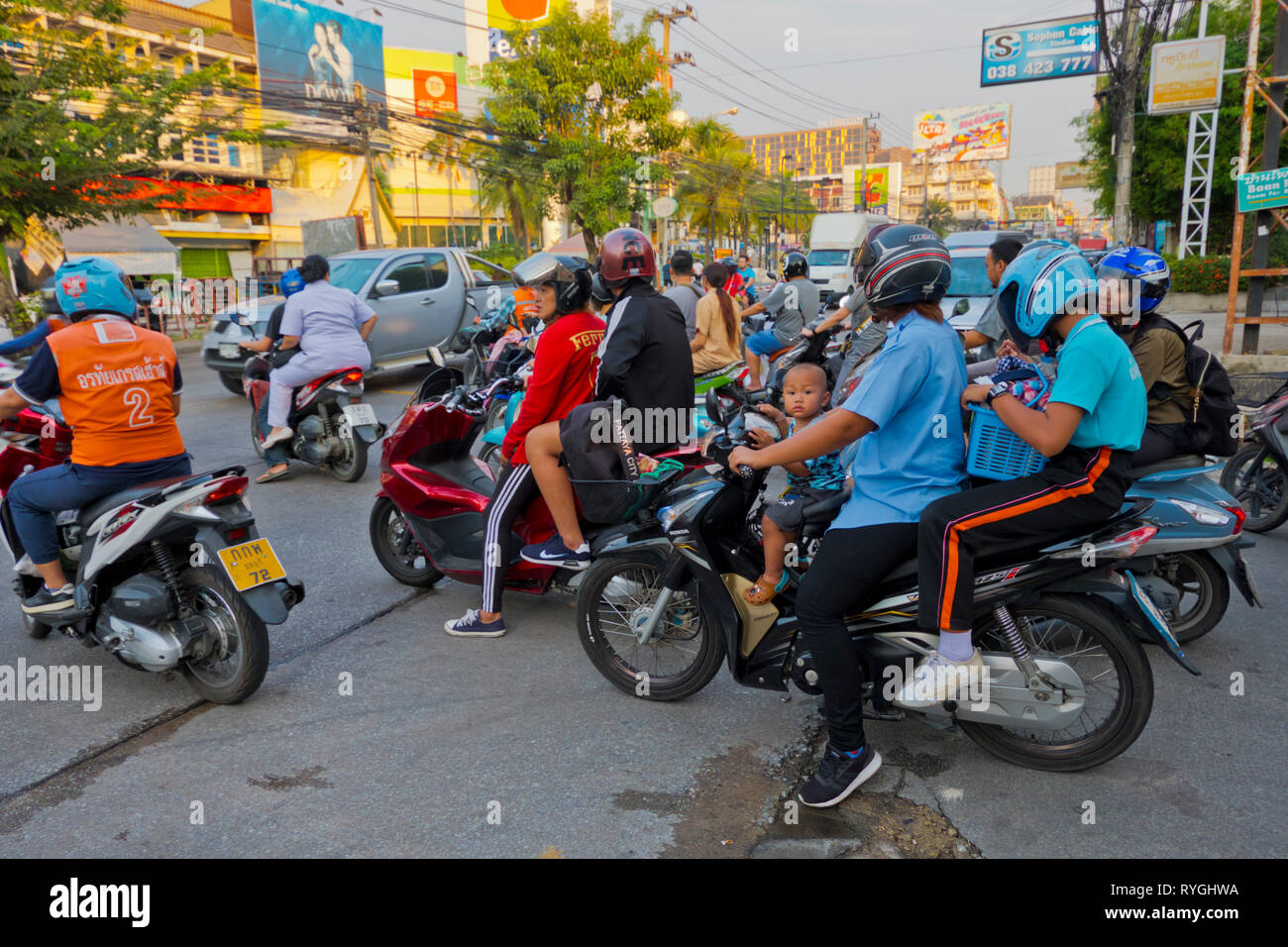 Motorroller während der abendlichen Hauptverkehrszeit, Central Road, Pattaya, Thailand Stockfoto