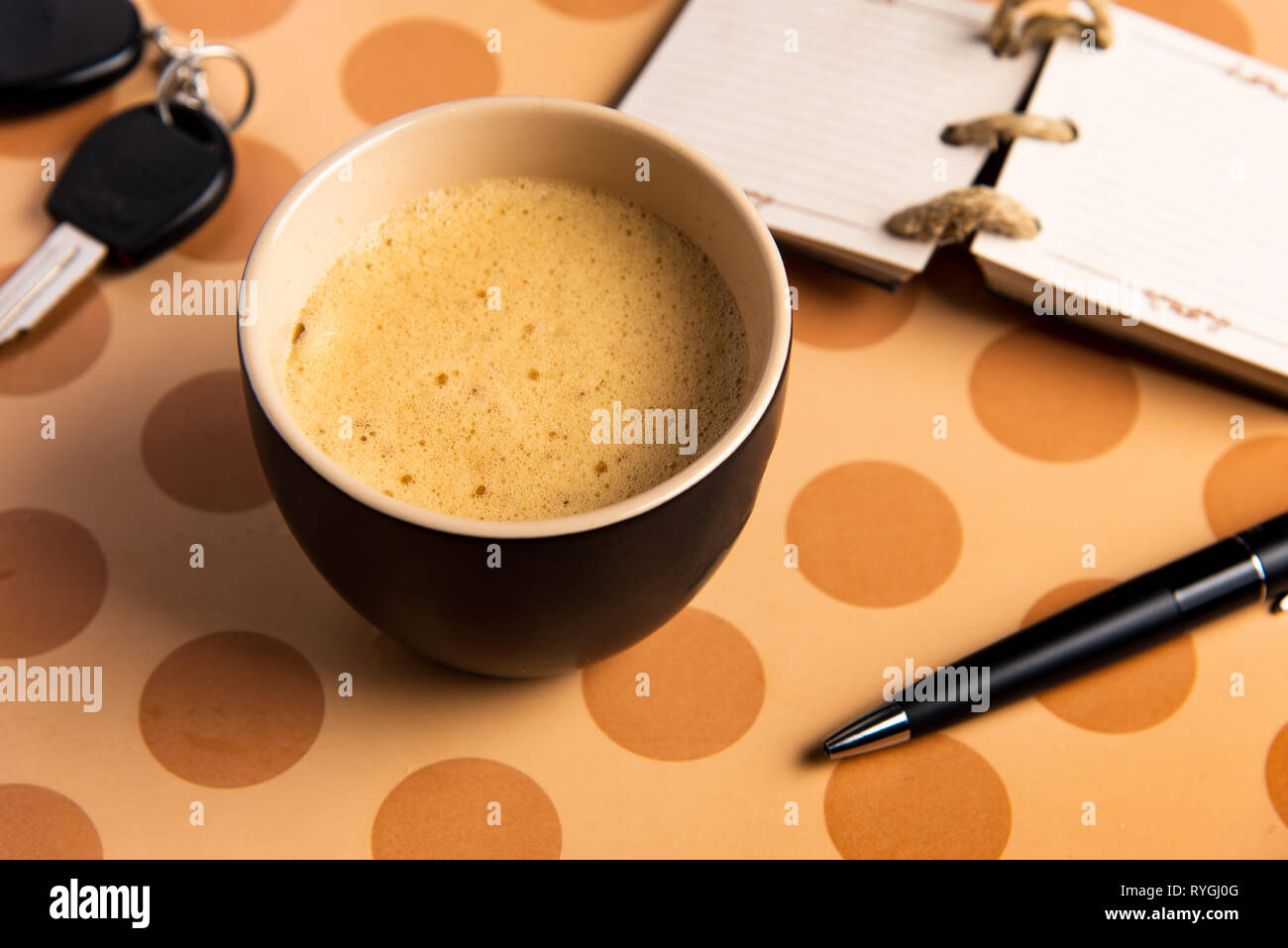Tasse Kaffee und Zubehör auf eine Tabelle, Ansicht von oben Stockfoto