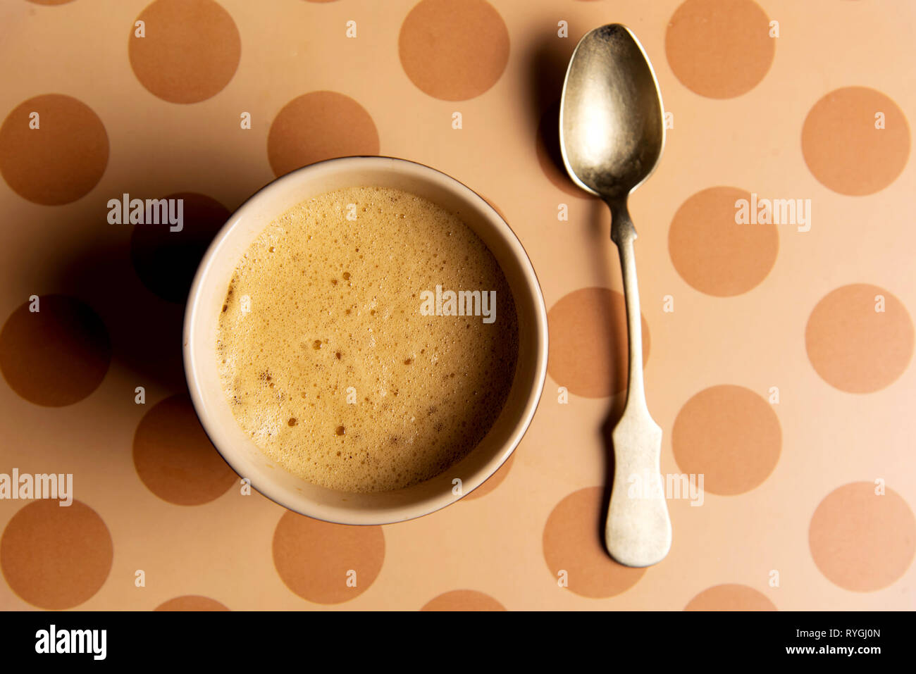 Tasse Kaffee auf eine Tabelle, Ansicht von oben Stockfoto