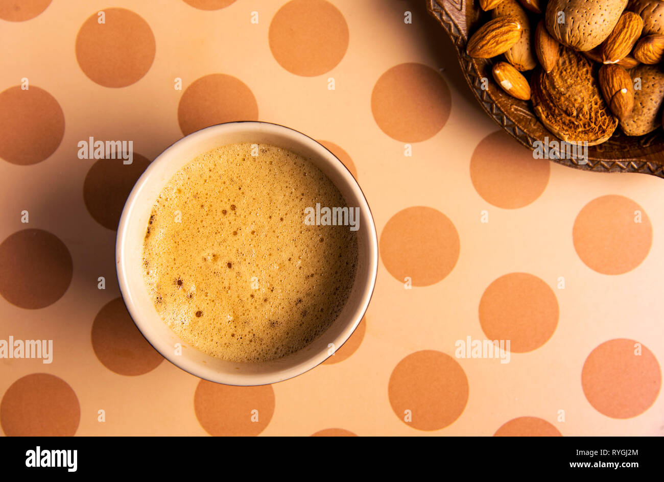 Tasse Kaffee auf eine Tabelle, Ansicht von oben Stockfoto