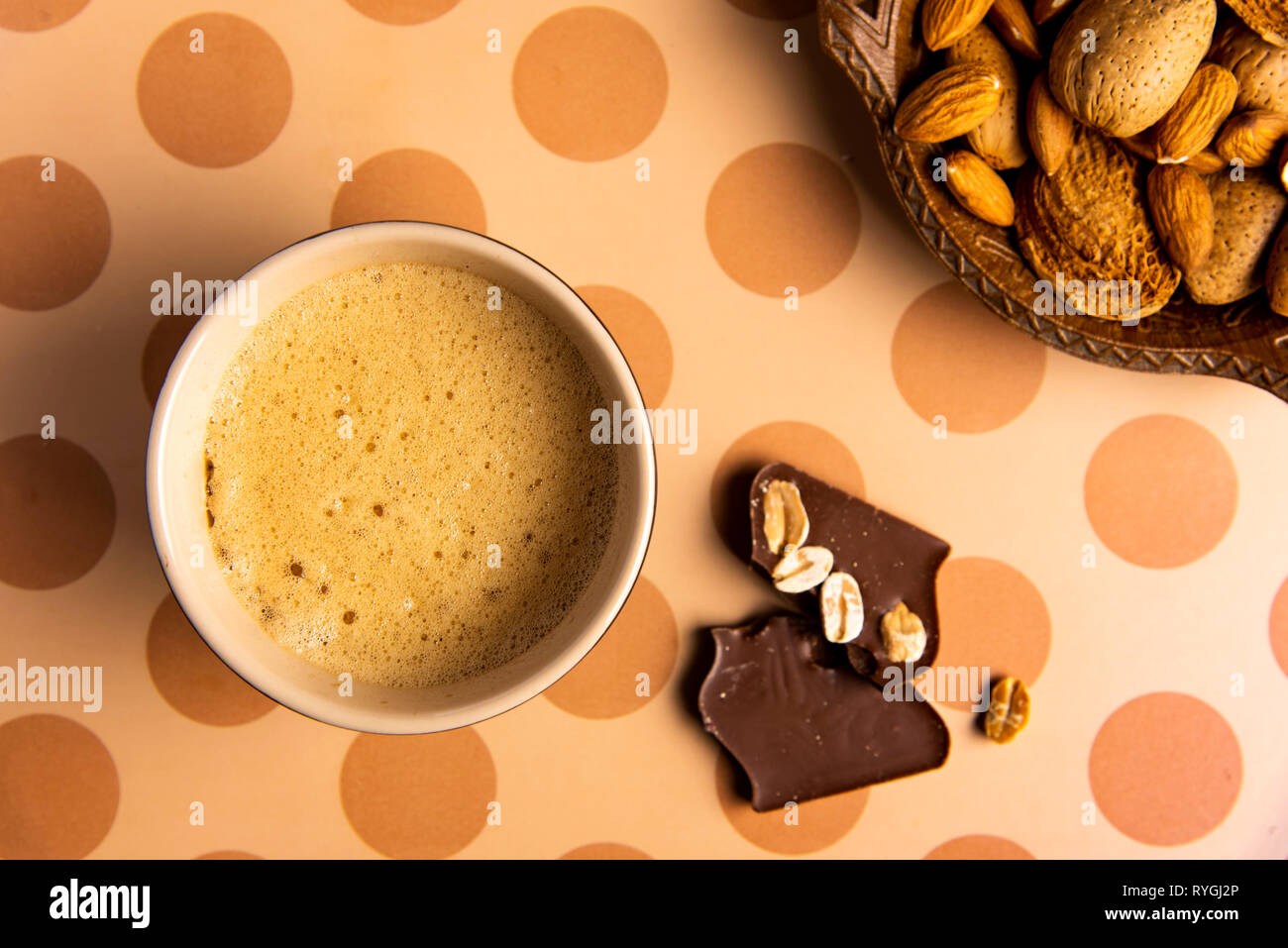 Tasse Kaffee auf eine Tabelle, Ansicht von oben Stockfoto